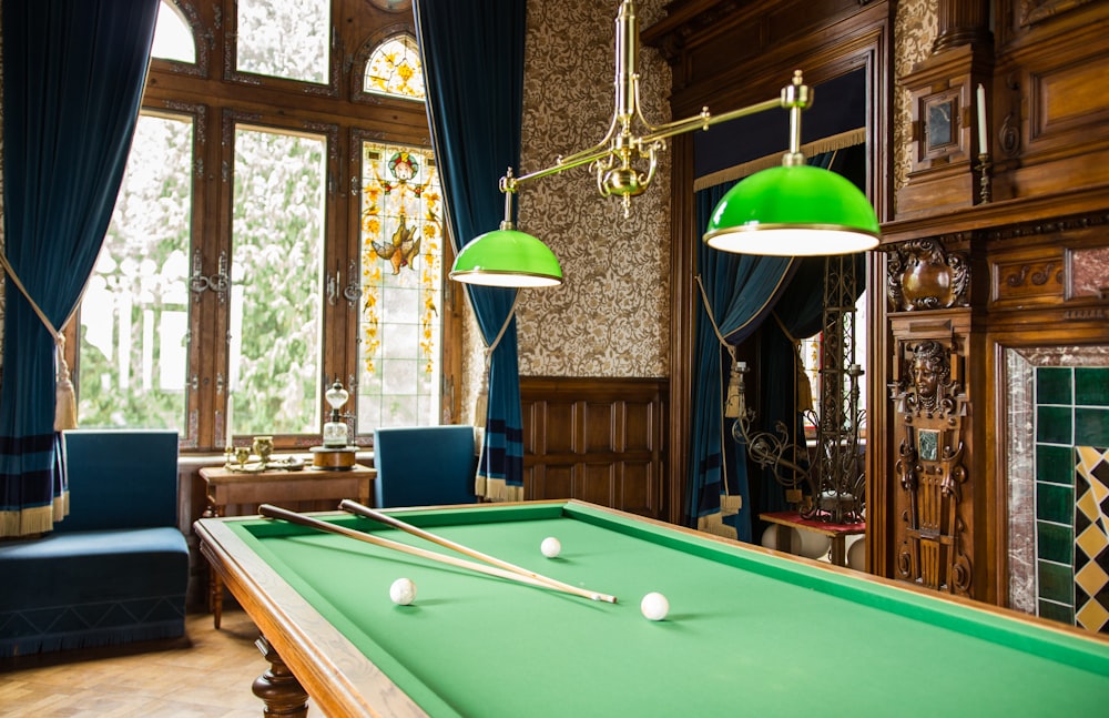 Table de billard verte près de la fenêtre