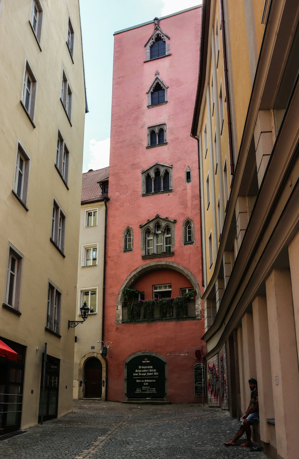 赤と茶色のコンクリートの建物