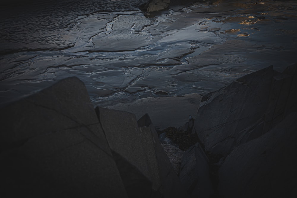 rio rochoso com blocos de gelo