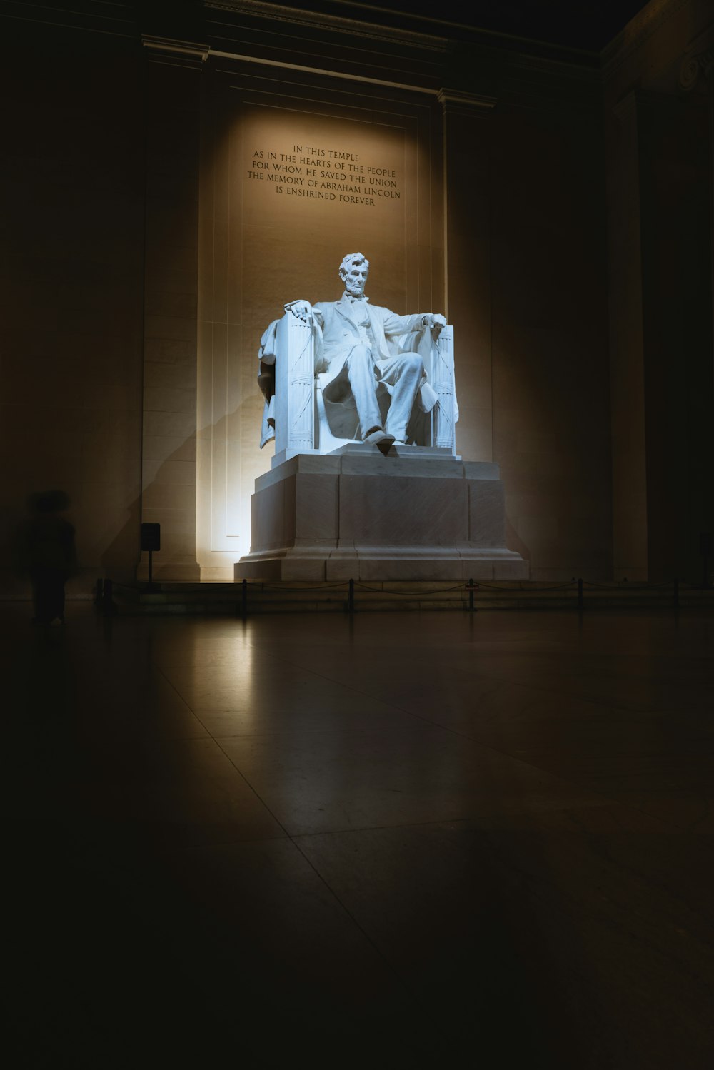 Una statua di Abraham Lincoln in una stanza scarsamente illuminata