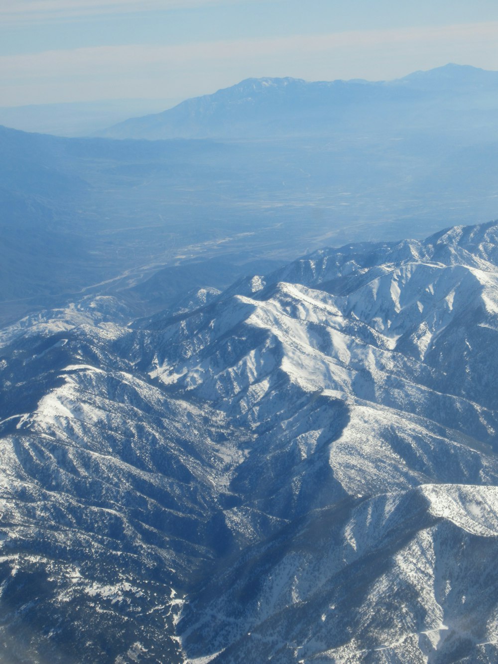 vista aérea de montanhas cobertas de neve durante o dia