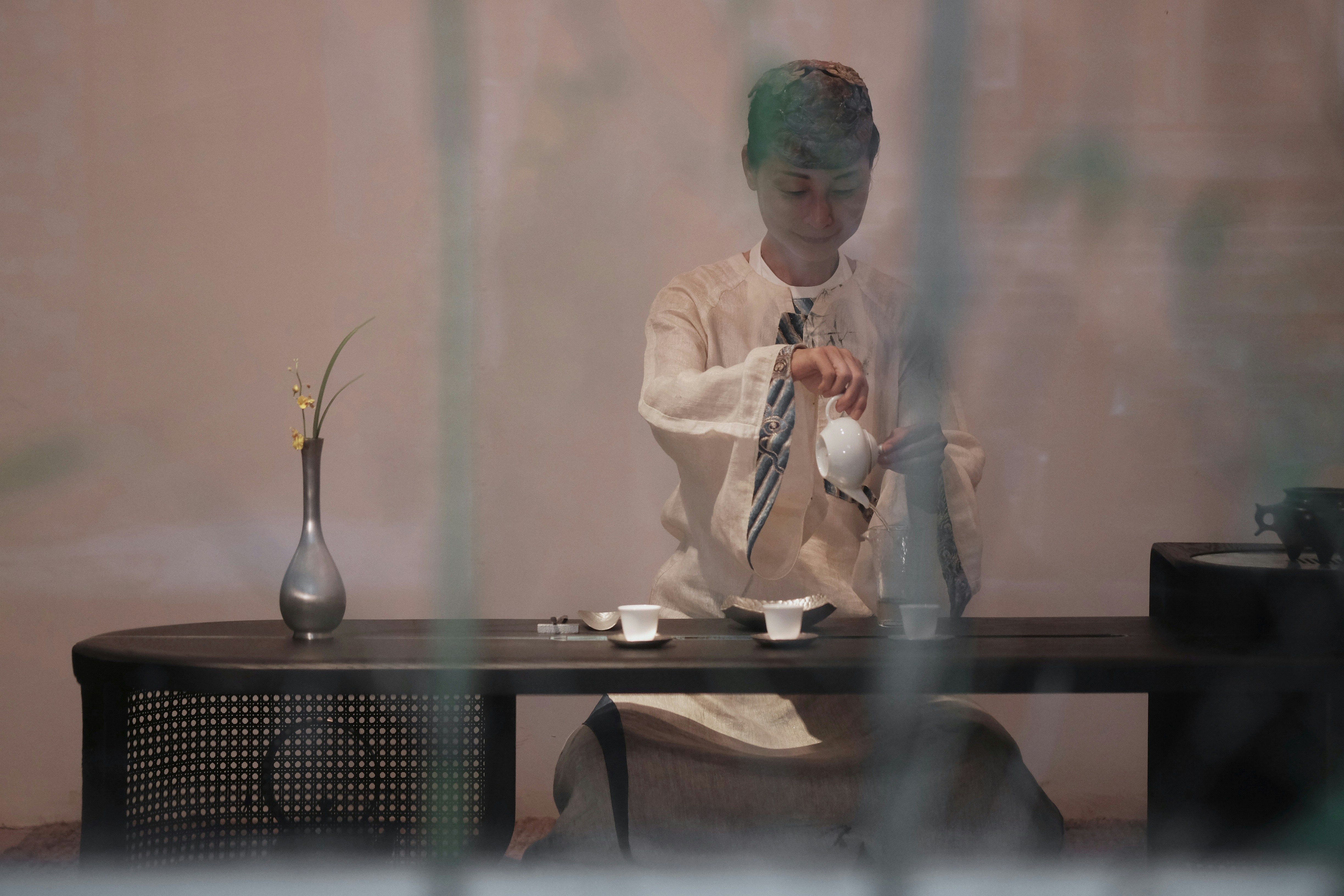 homme en chemise blanche tenant un micro