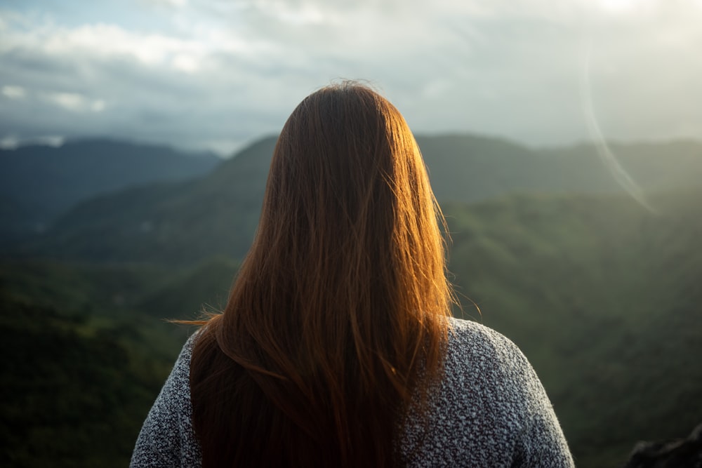 femme en pull en tricot gris debout sur la montagne pendant la journée  photo – Photo Montagne au trésor Gratuite sur Unsplash