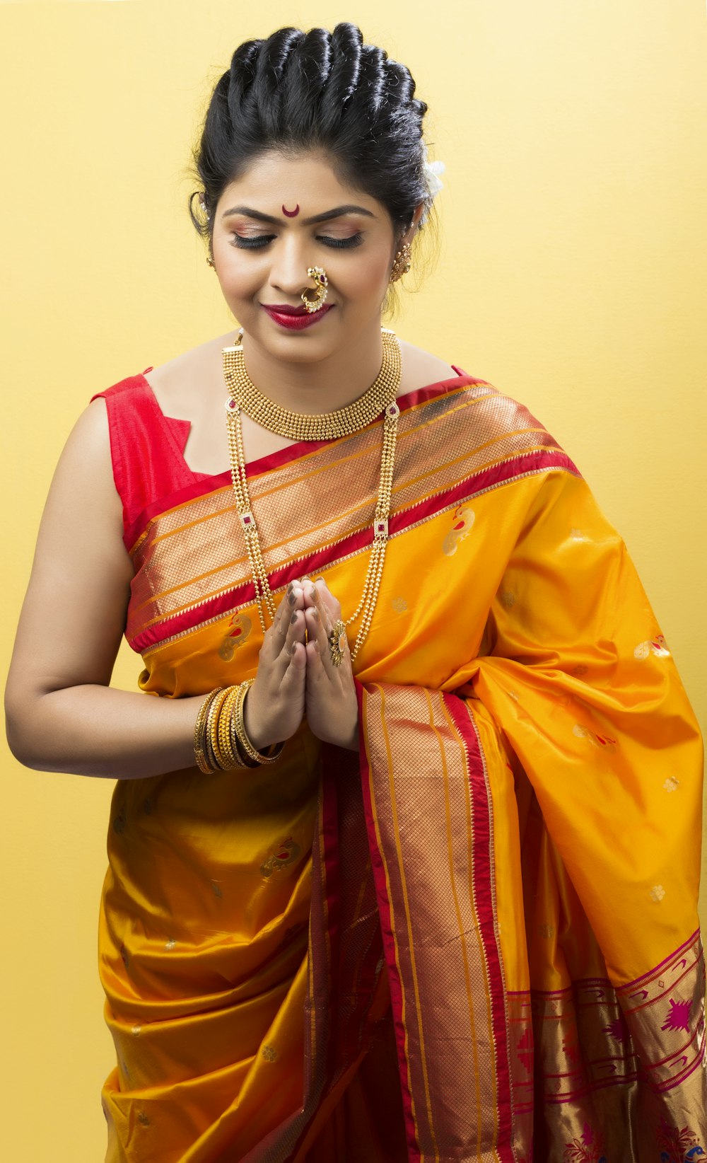 Frau in gelbem und rotem Sari