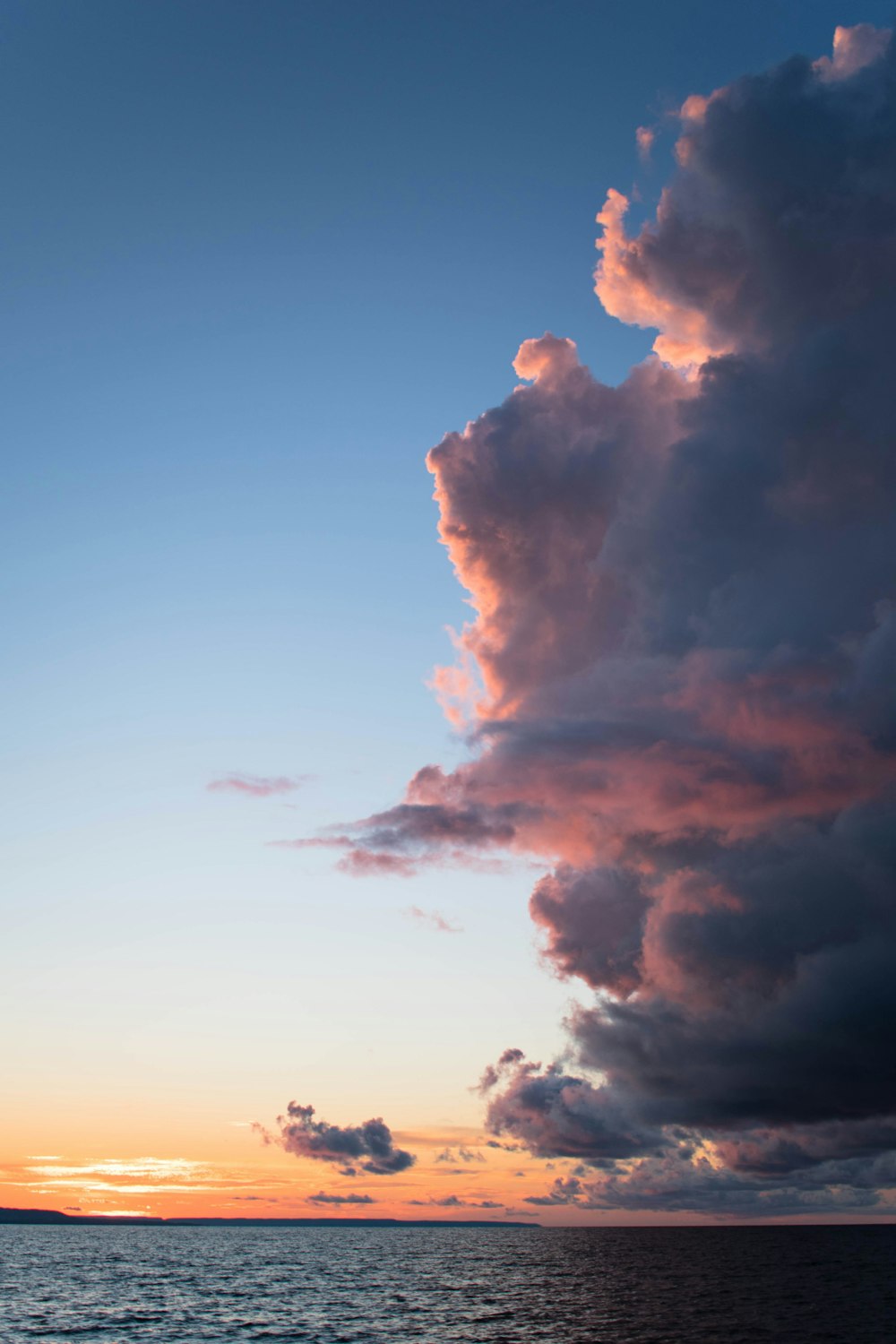 昼間の白い雲と青い空