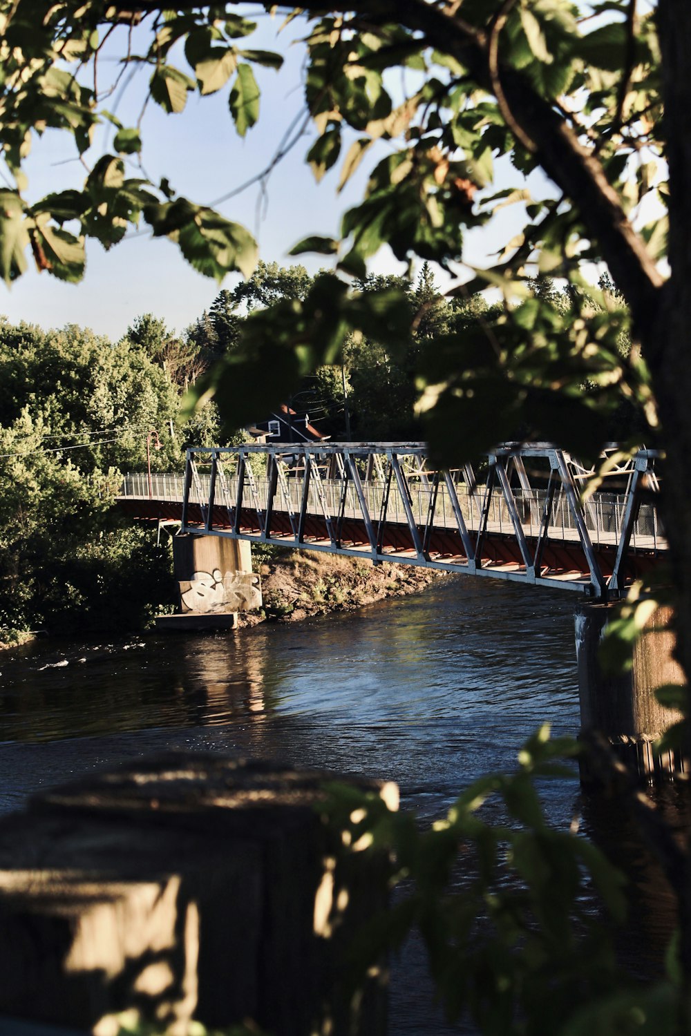 ponte di legno marrone sul fiume