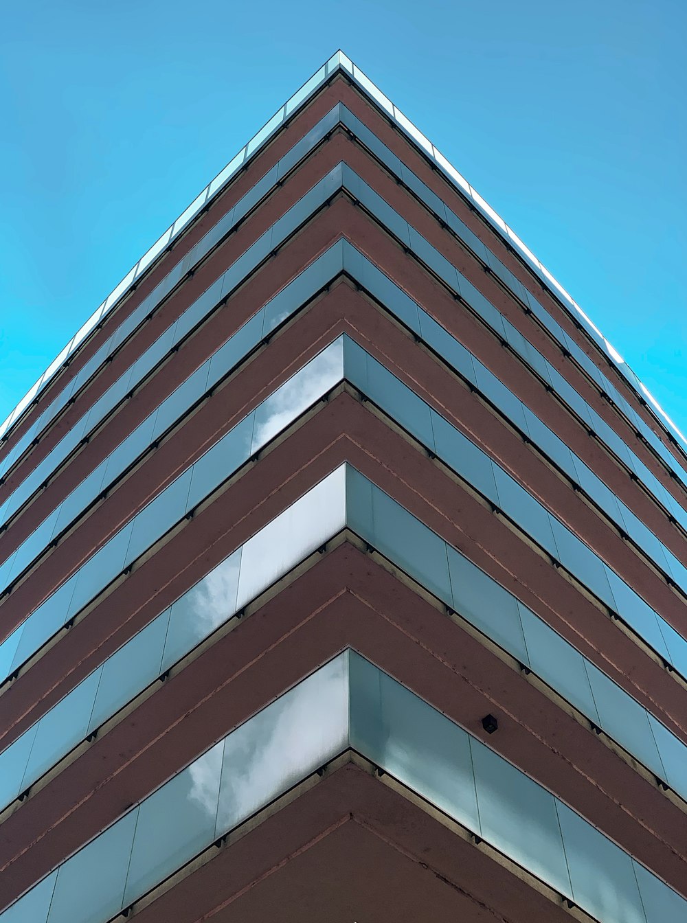 Edificio de hormigón blanco bajo el cielo azul durante el día