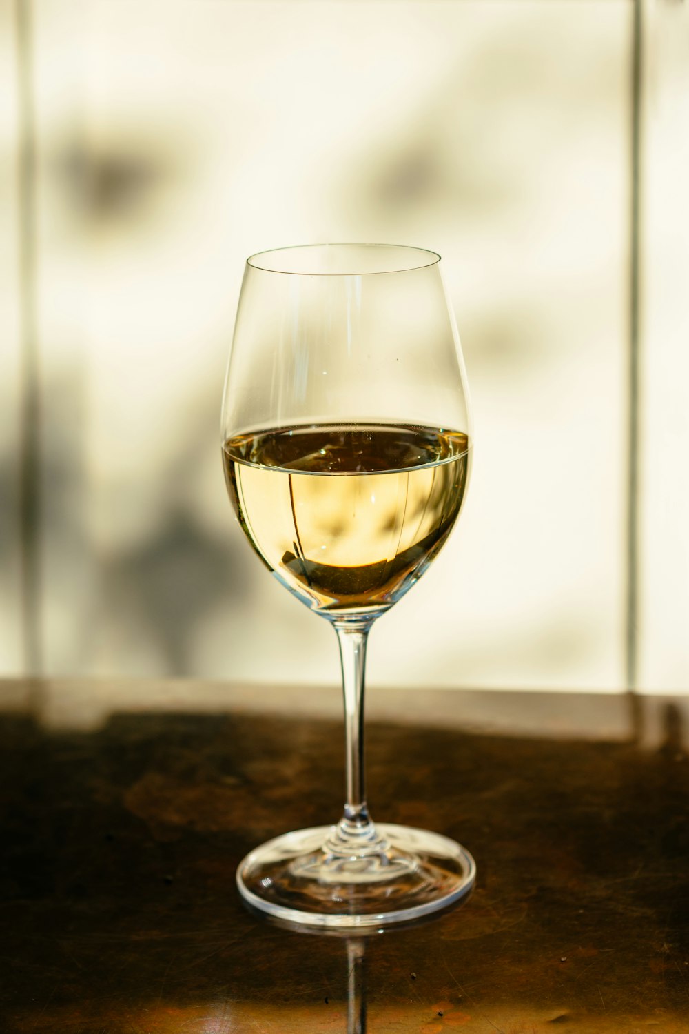 taça de vinho transparente na mesa de madeira marrom