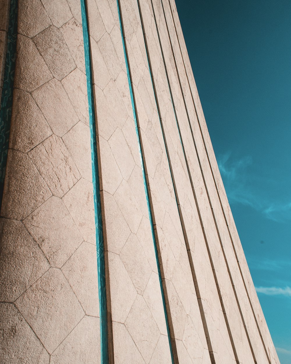 edifício de concreto cinza sob o céu azul durante o dia