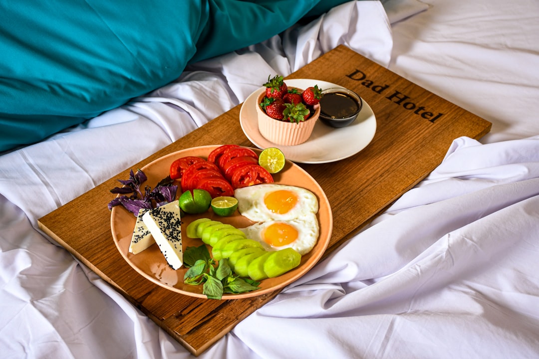 sliced fruits on brown wooden plate, Breakfast in bed<p></figure>Photo : @saharbashi</p><p>