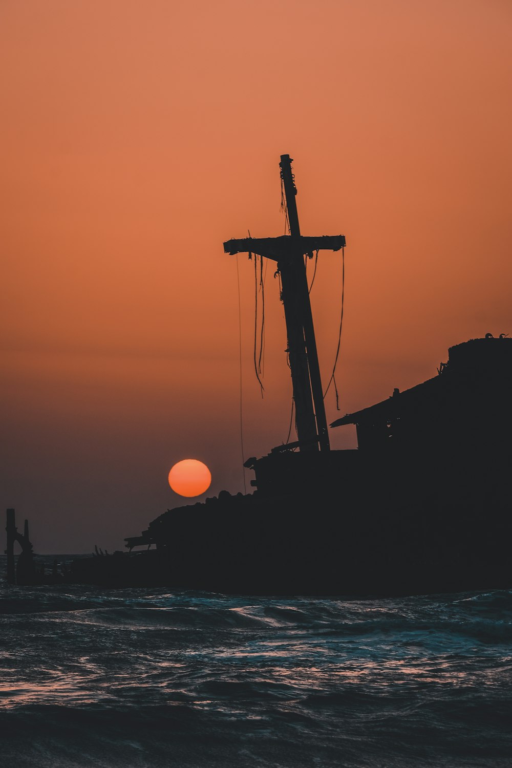 silhueta do navio no mar durante o pôr do sol