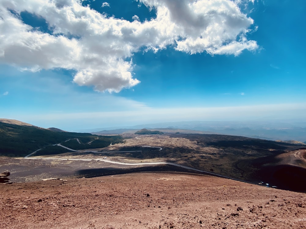 Una vista panorámica de una cadena montañosa con nubes en el cielo