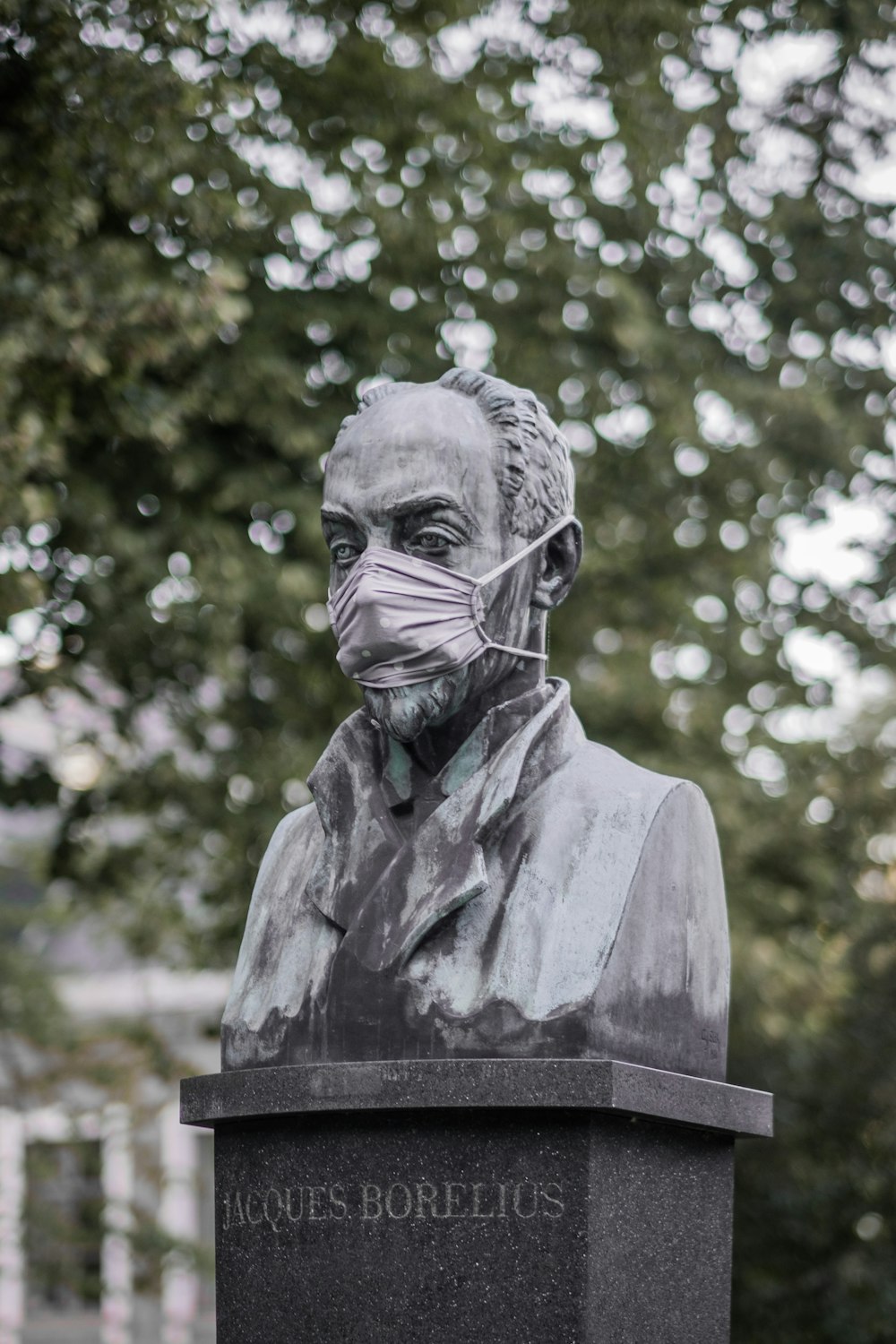 man in hat statue during daytime