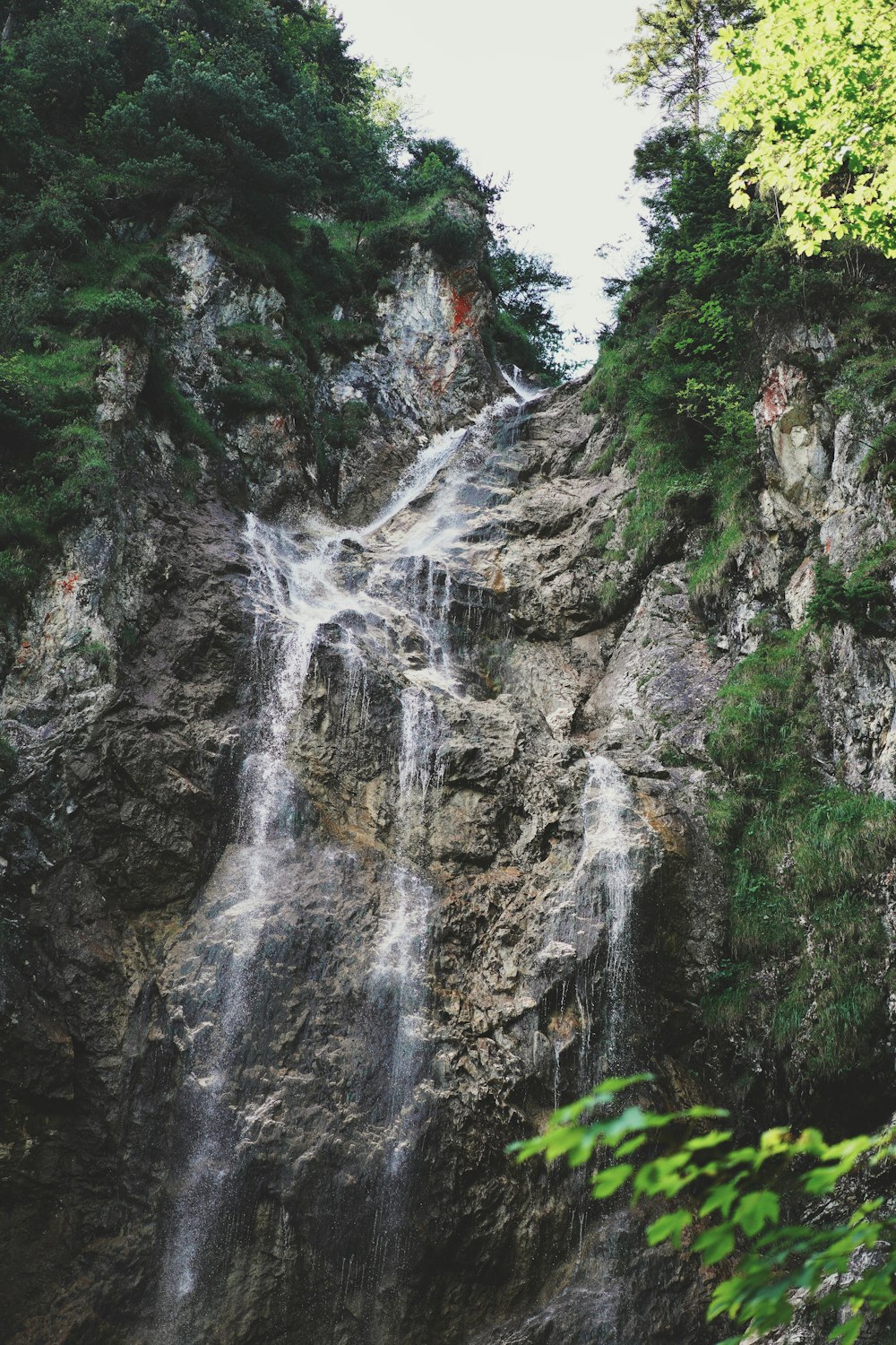 Chutes d’eau au milieu des montagnes Rocheuses