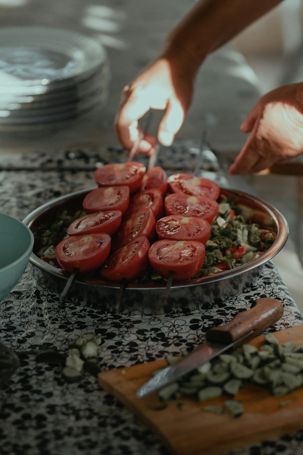 tomates vermelhos fatiados na bandeja redonda de aço inoxidável