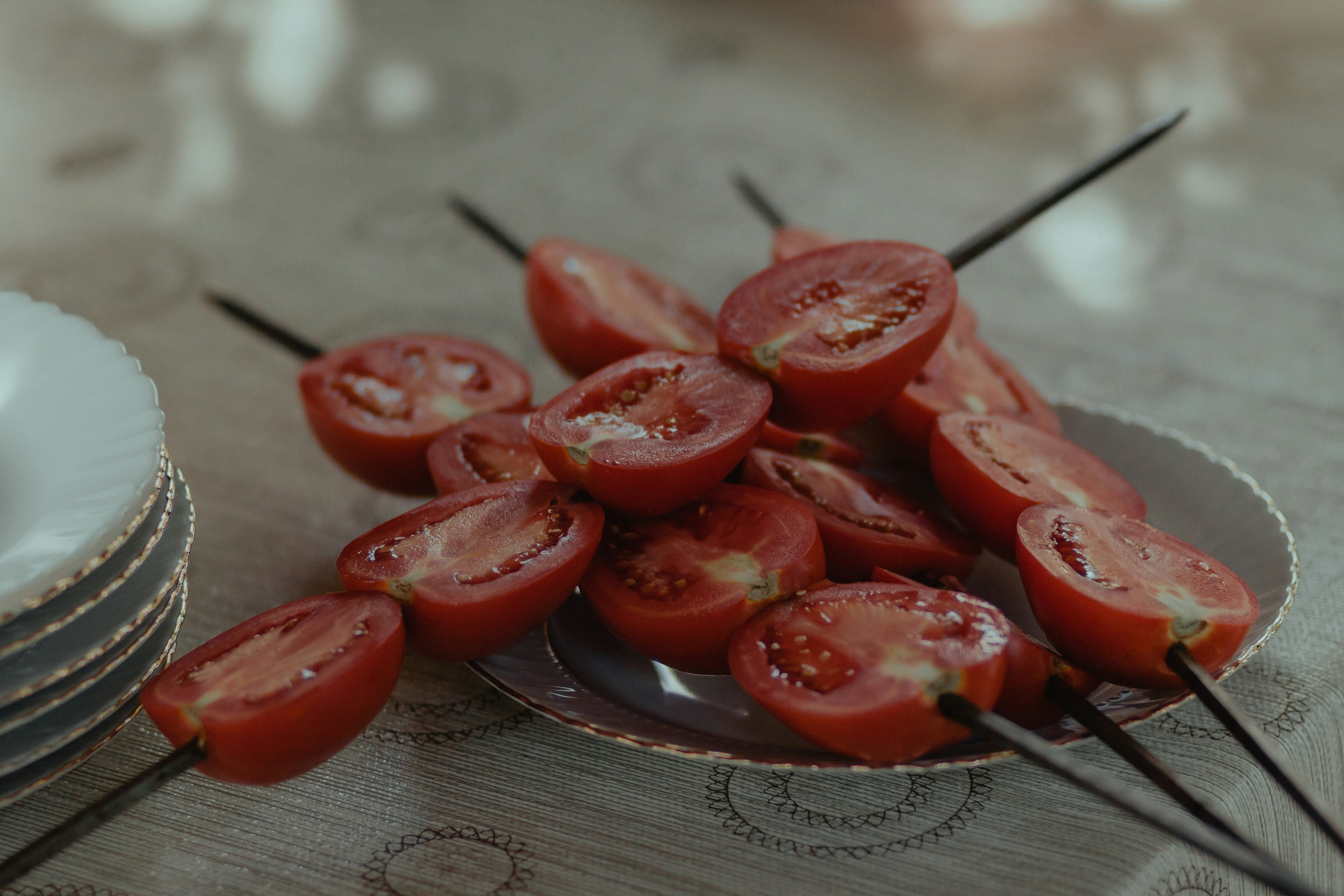 tomates au barbecue - red sliced tomatoes on stainless steel round plate