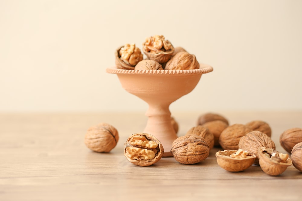 Cuenco de cerámica marrón y blanco con galletas marrones