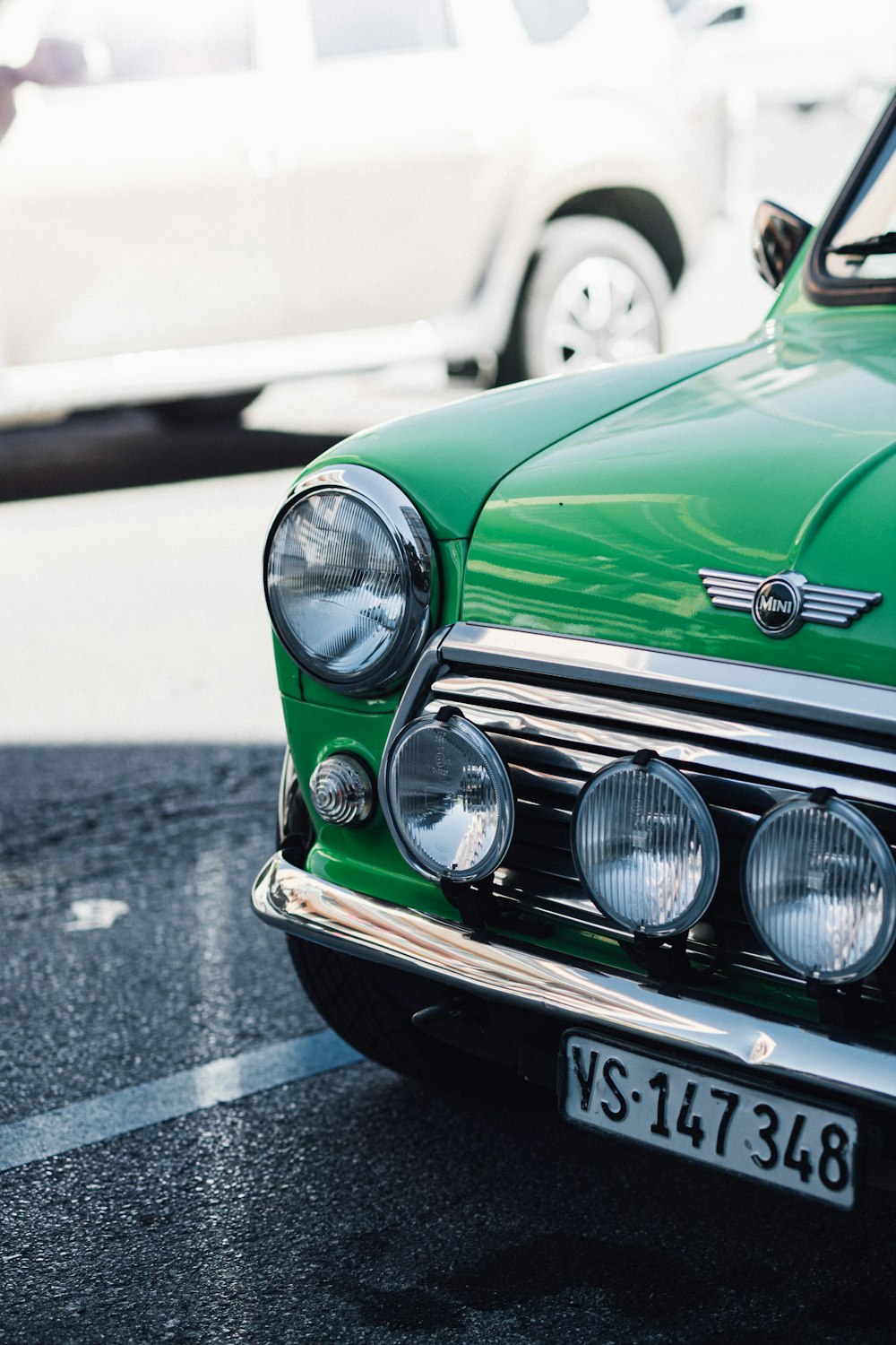 Coche de época verde y plateado