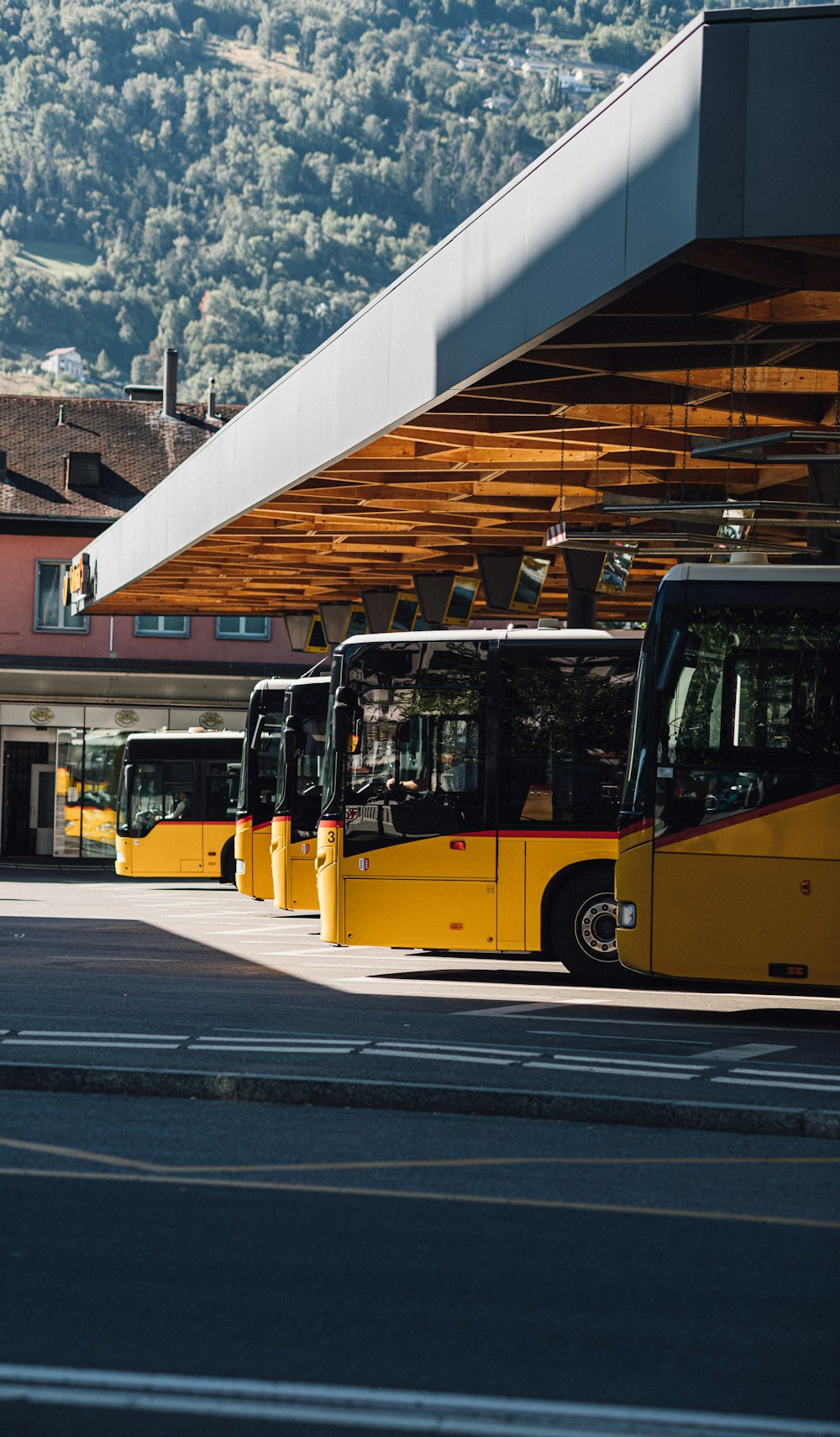 Gelber Bus tagsüber unterwegs