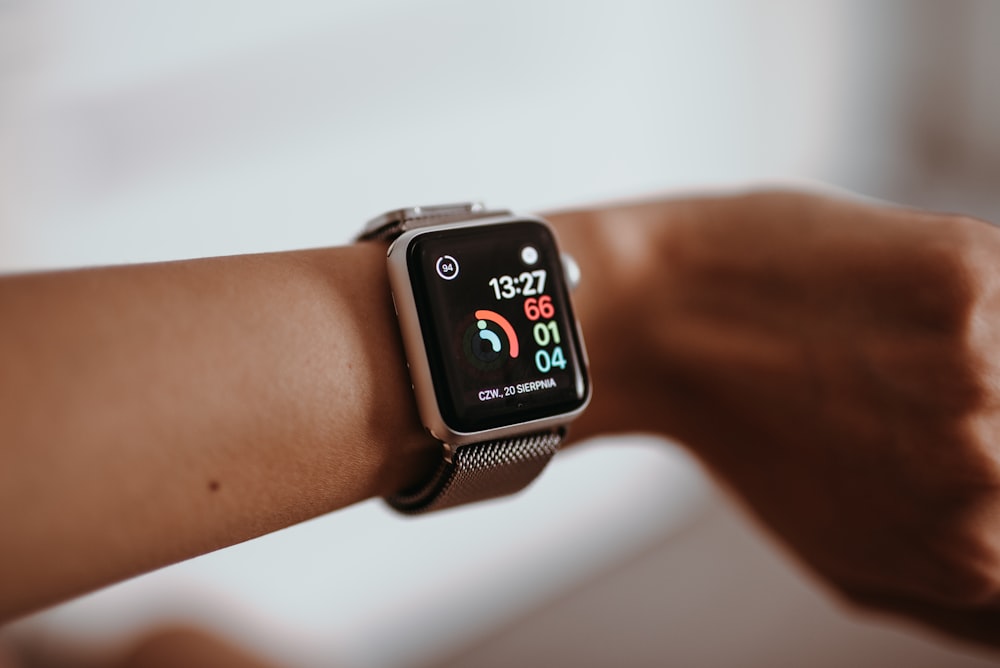 Silbernes Aluminiumgehäuse Apple Watch mit weißem Nike Sportarmband