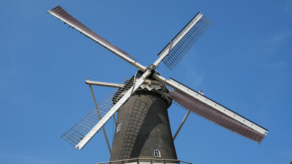 Schwarz-weiße Windmühle unter blauem Himmel tagsüber