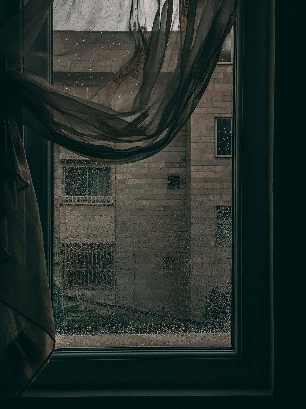 cortina branca da janela na janela