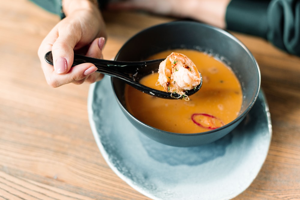 zuppa con uovo su ciotola di ceramica blu