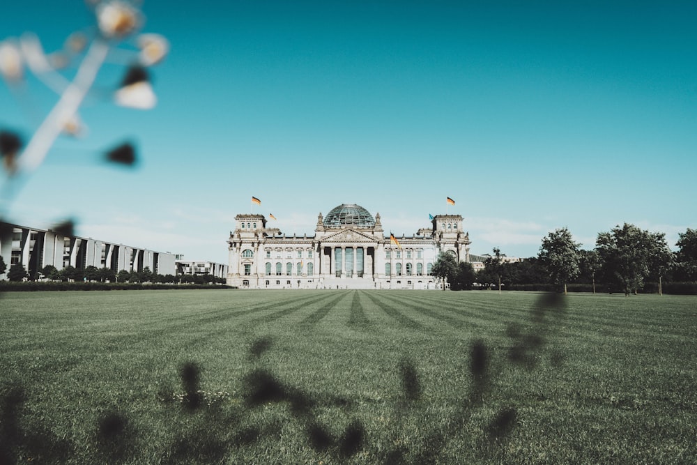 Weißes Betongebäude unter blauem Himmel tagsüber