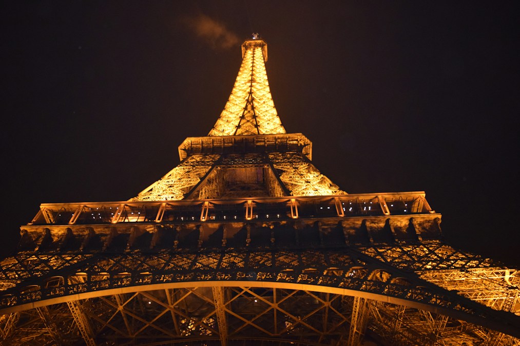 La tour Eiffel illuminée de nuit, image d'illustration du défilé L'Oréal Paris qui a ouvert la Fashion Week le 28 septembre 2026