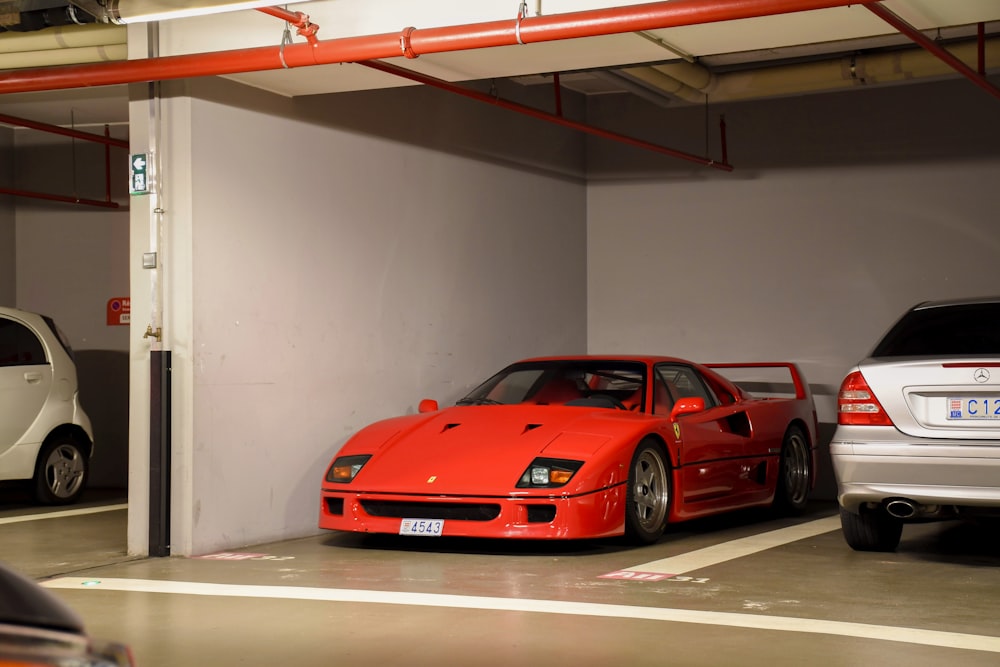 Ferrari 458 Italia rossa parcheggiata all'interno dell'edificio