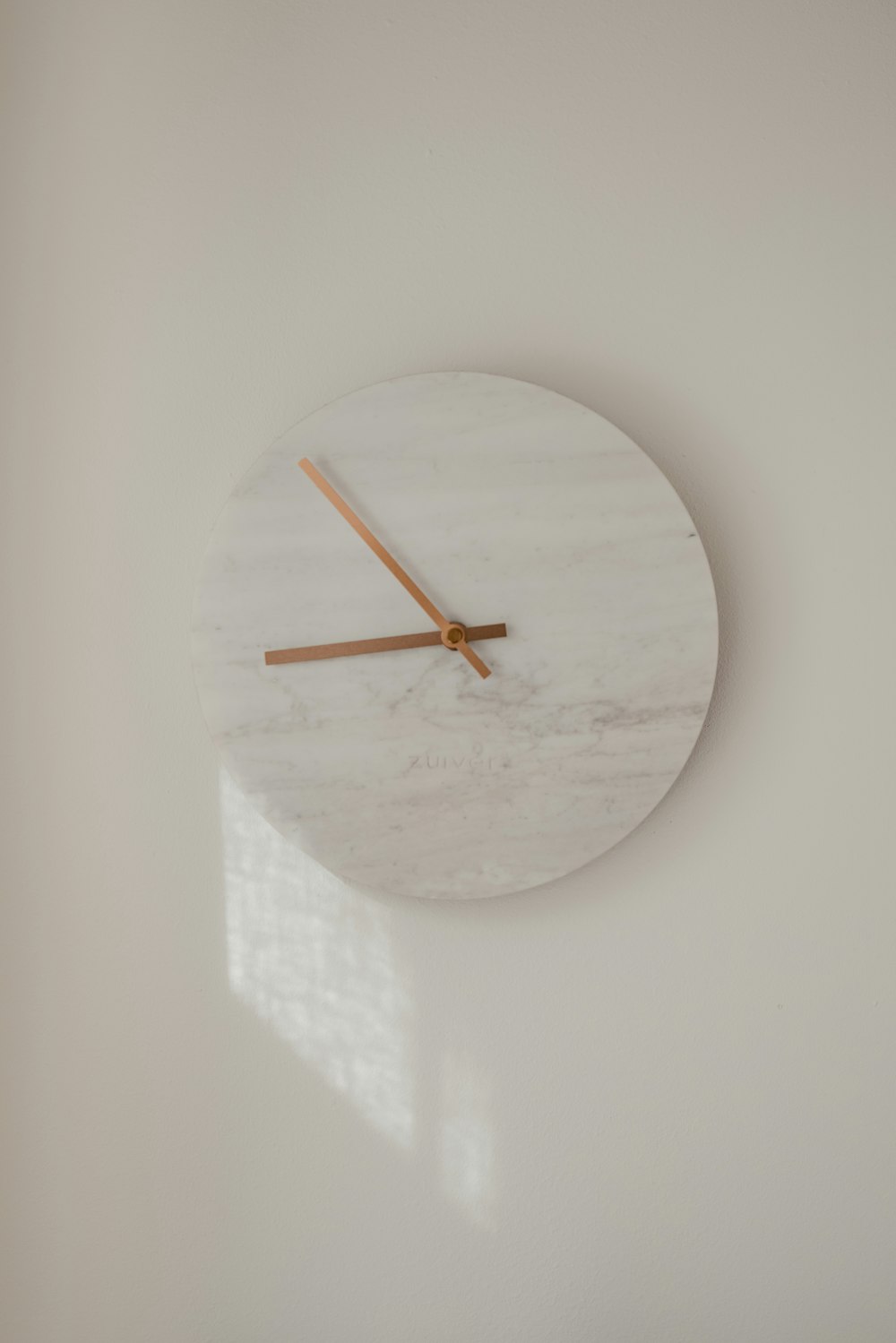 白い丸いアナログ壁掛け時計