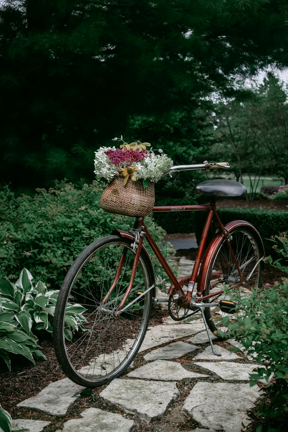 Vélo de ville rouge avec corbeille de fleurs