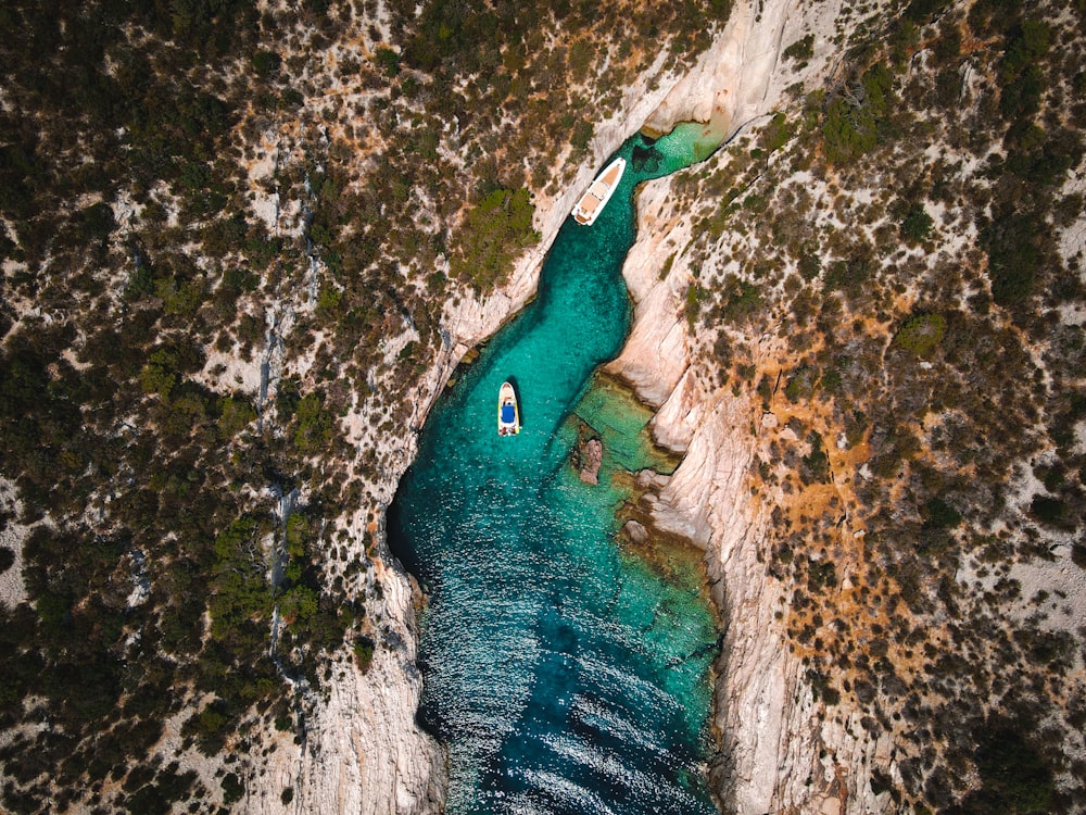 Person in blau-grünem Langarmhemd geht auf Rocky Hill