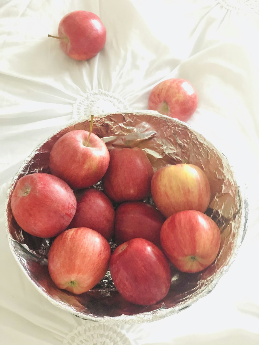 frutos redondos vermelhos na cesta tecida marrom