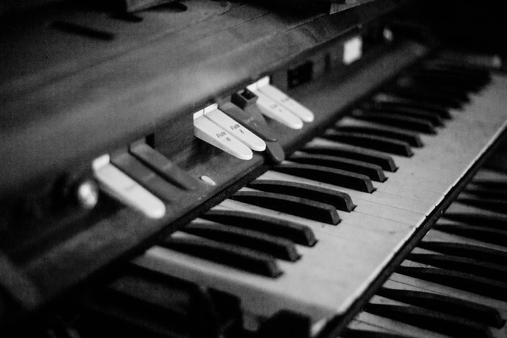 teclas de piano en blanco y negro