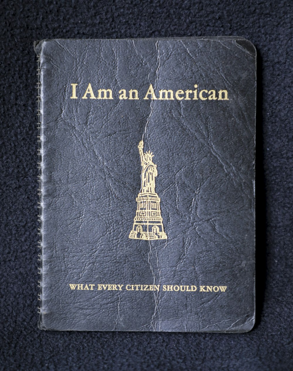 um passaporte com a estátua da liberdade sobre ele