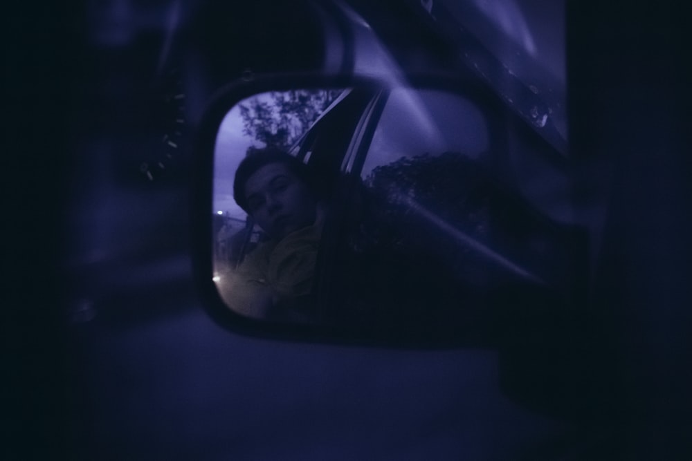 homem de óculos escuros pretos tirando selfie no carro