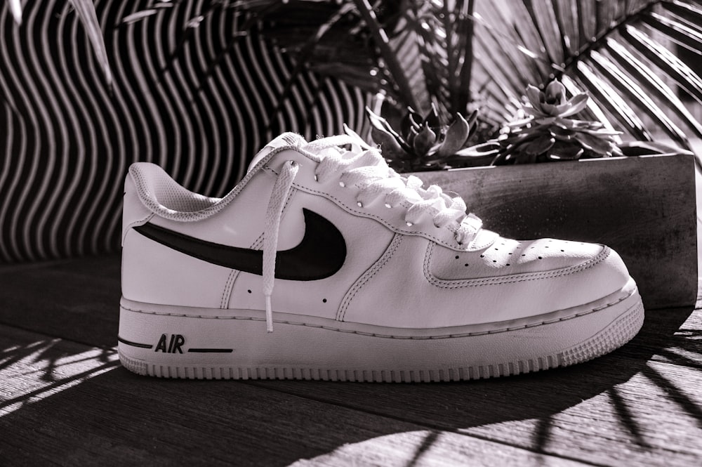 white nike air force 1 low
