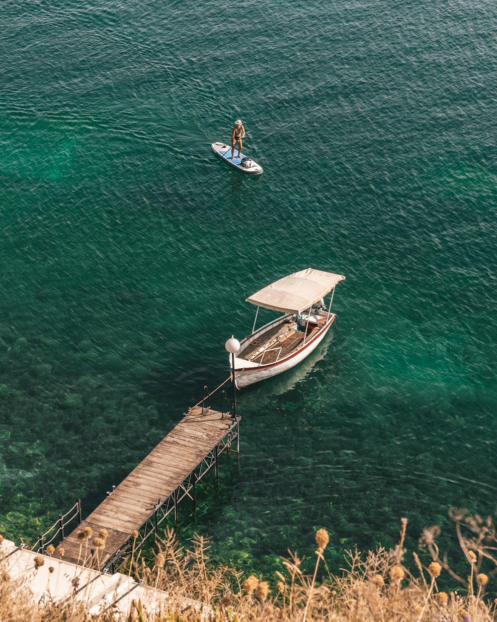 personas que viajan en un bote blanco y azul en el mar durante el día