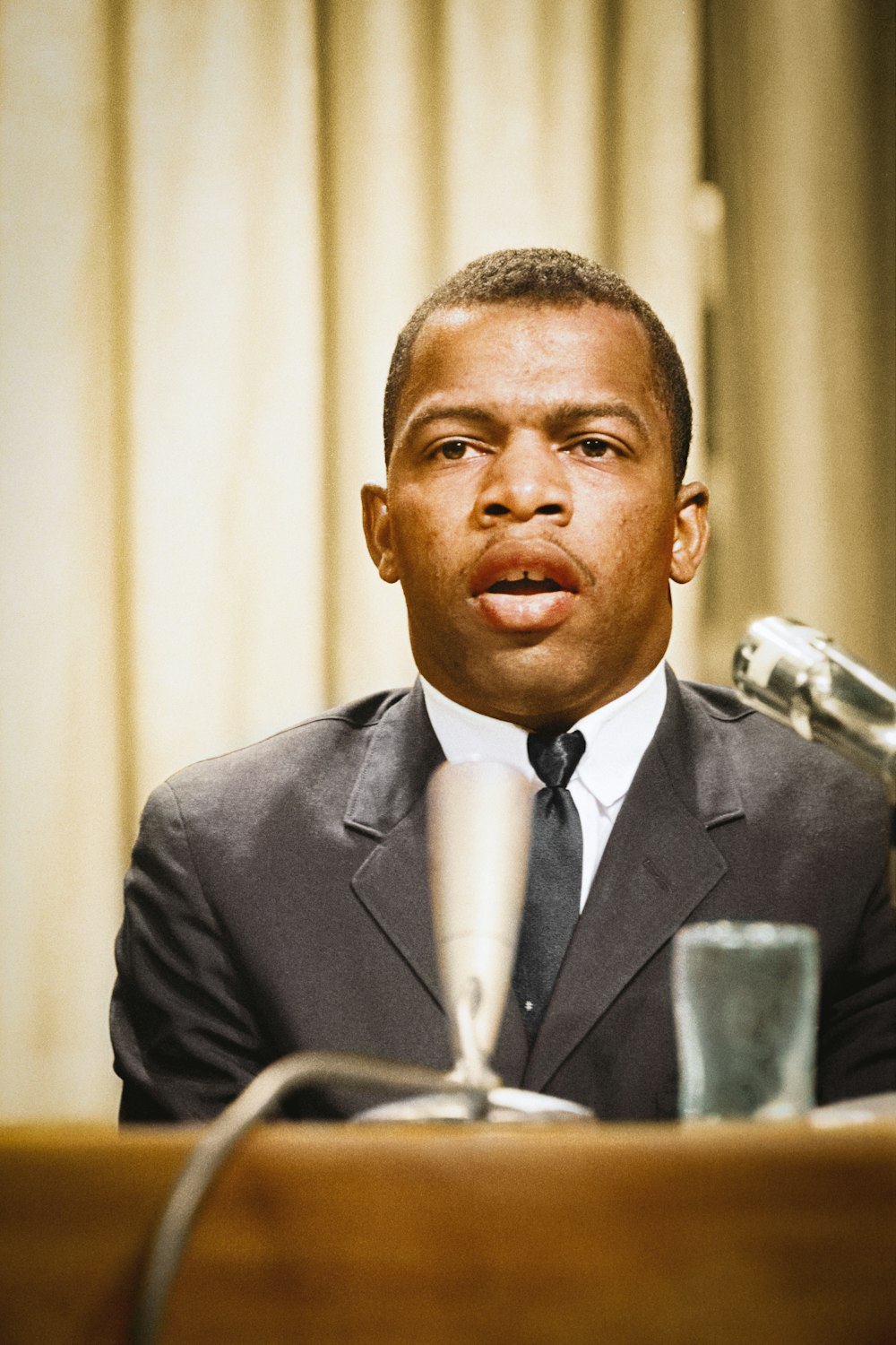 John Lewis prend la parole lors d’une réunion de l’American Society of Newspaper Editors à Washington D.C.