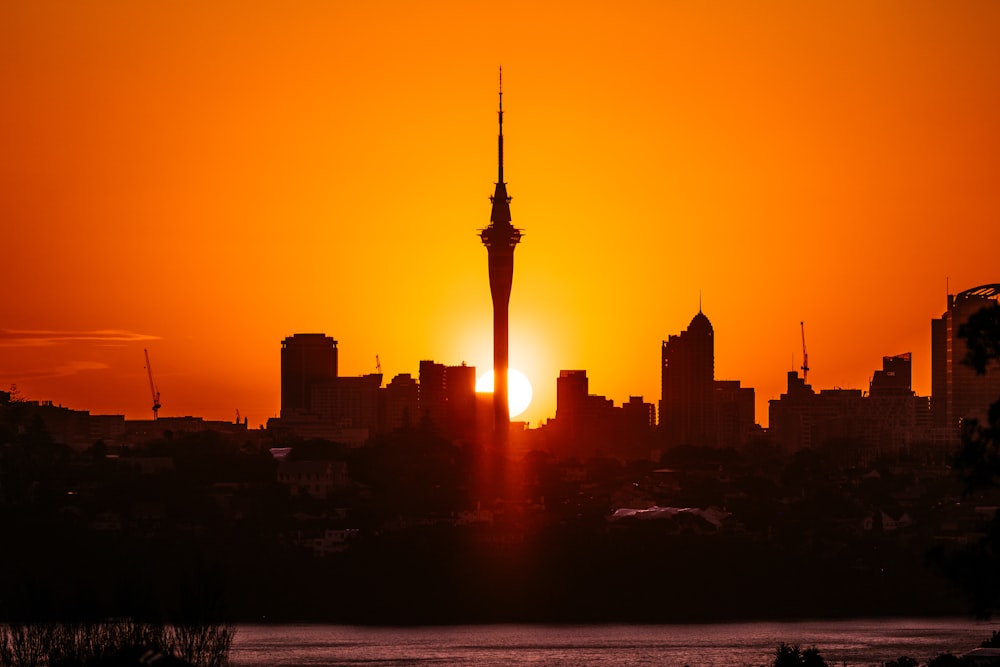 silhouette dello skyline della città durante il tramonto