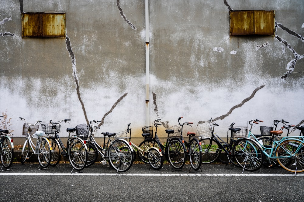 Bicicletas negras y marrones en carretera de hormigón gris