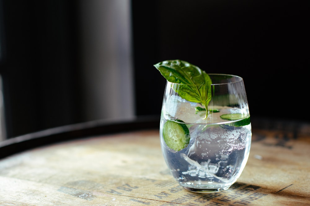 verre à boire transparent avec feuille verte