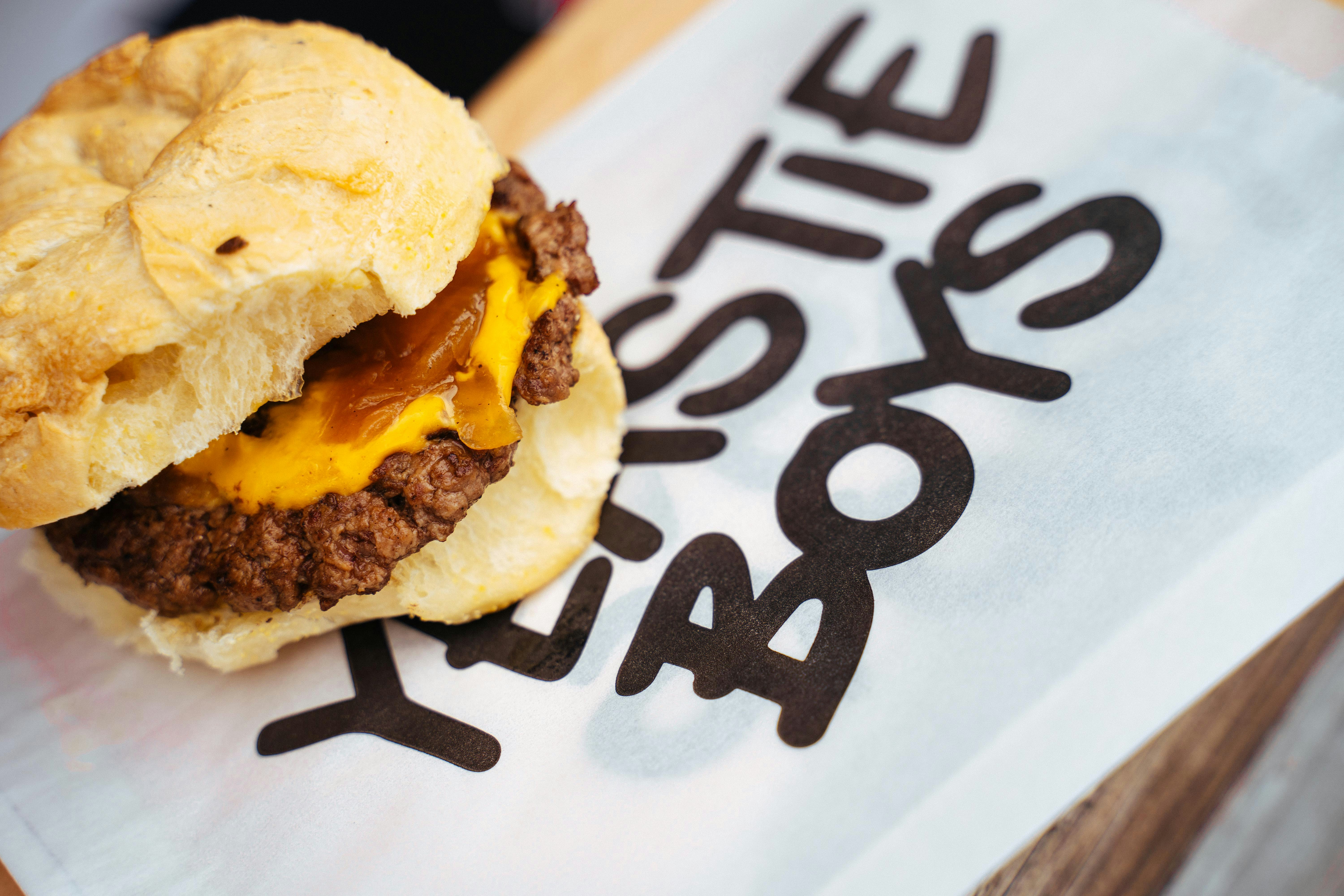 burger sur papier blanc et noir