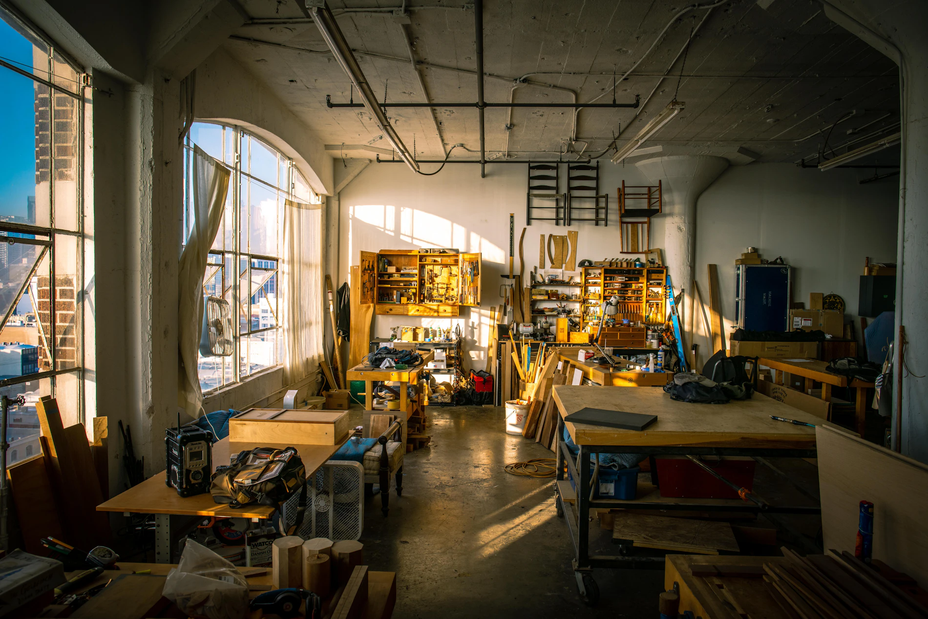 L'atelier de menuiserie Lefèvre baigné de lumière