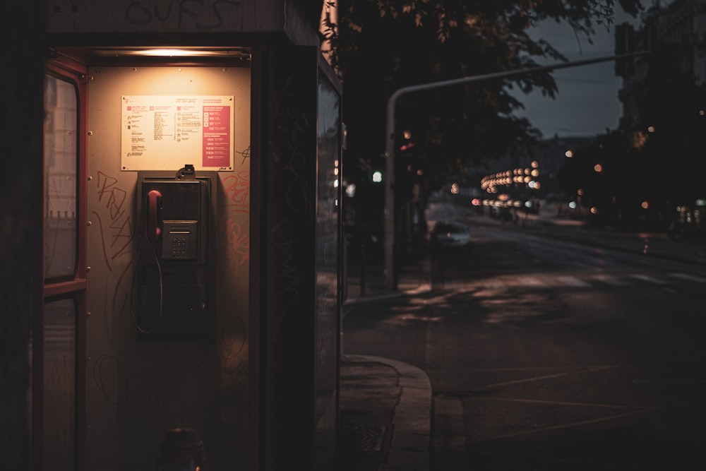 cabina telefonica nera e marrone