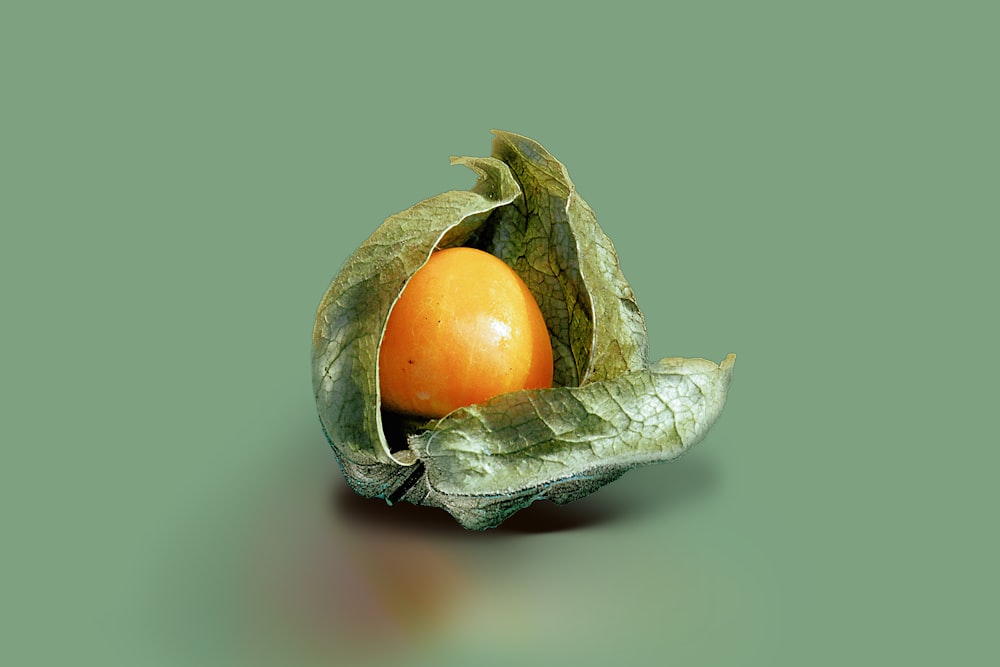frutto arancione su foglia verde