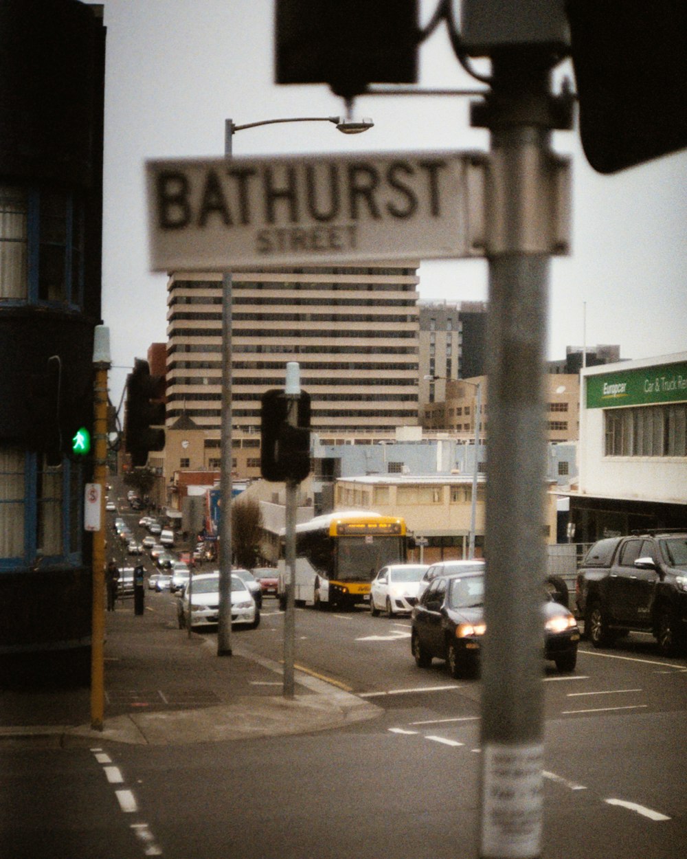 Ein Straßenschild mit der Aufschrift Bathhurst Street