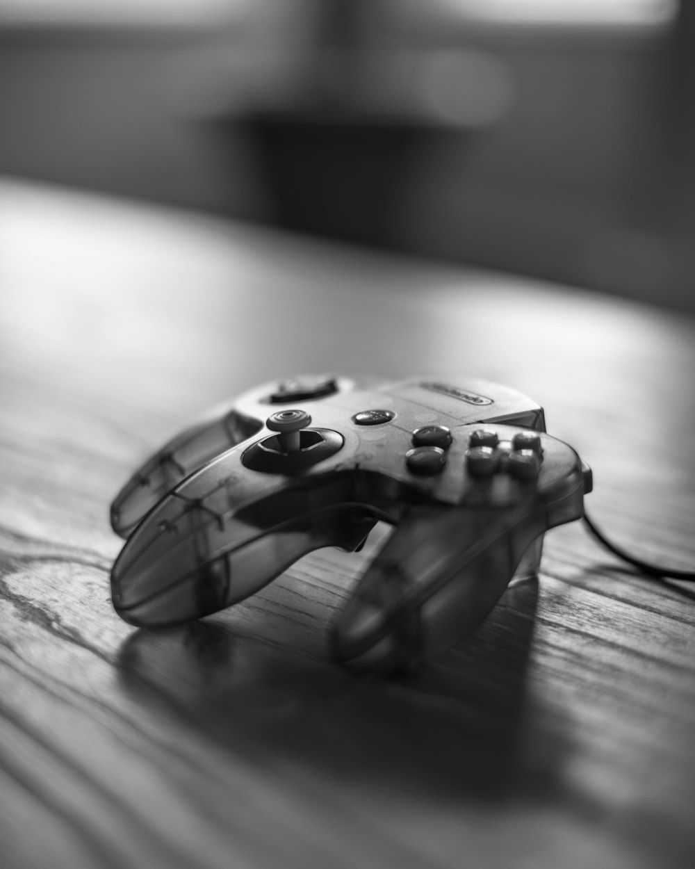 Foto en escala de grises del controlador del juego