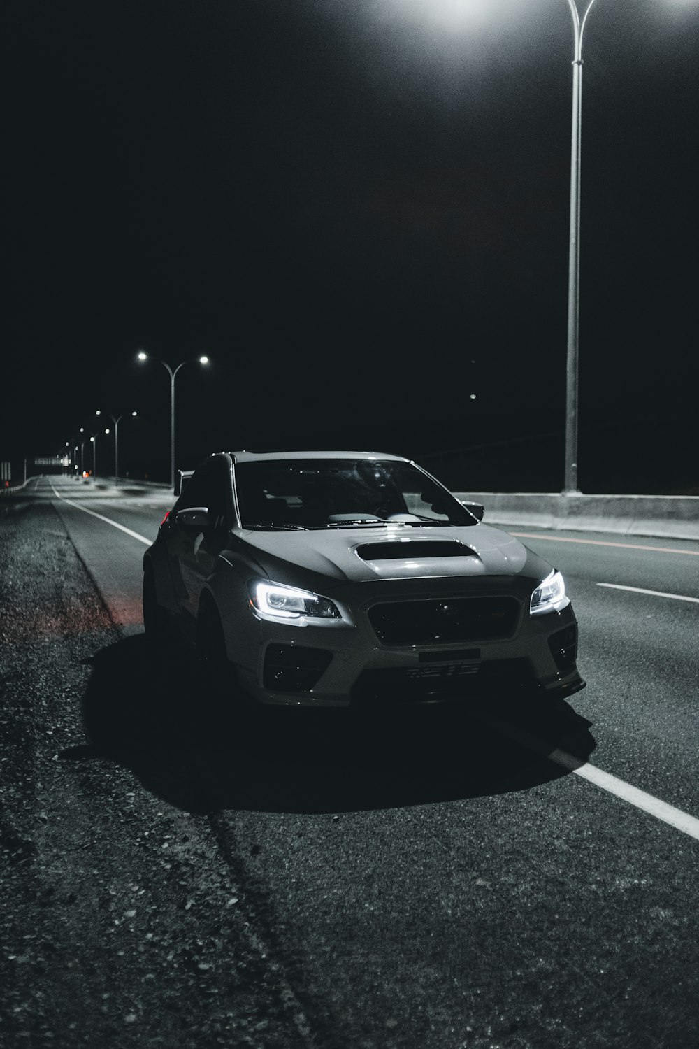 Chevrolet Camaro bianca e nera su strada durante la notte